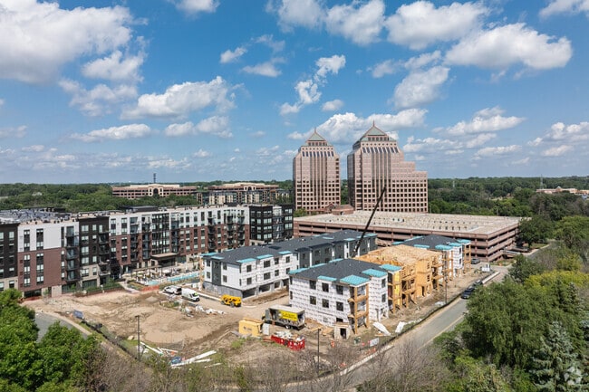 Building Photo - Amira Villas Minnetonka