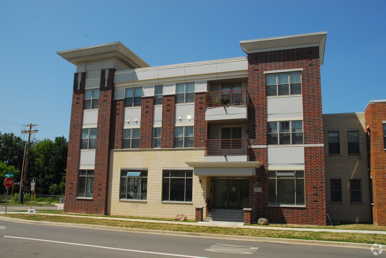 Atwood Courtyard - Atwood Courtyard Apartments