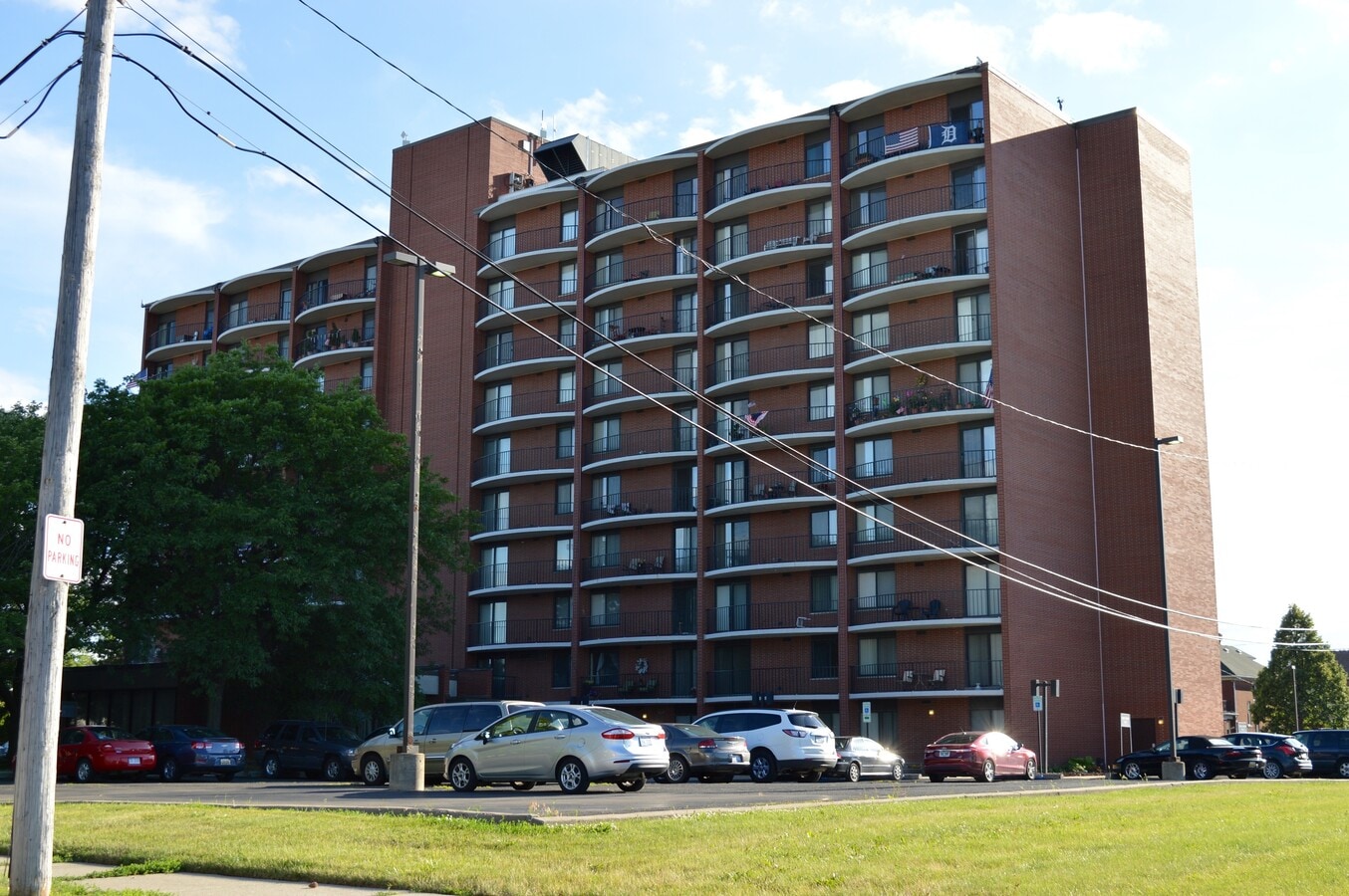 Hubbard Manor East - Hubbard Manor East Apartments