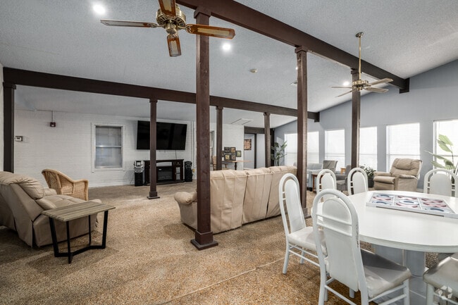 Building Photo - Silver Oaks Villas Rental
