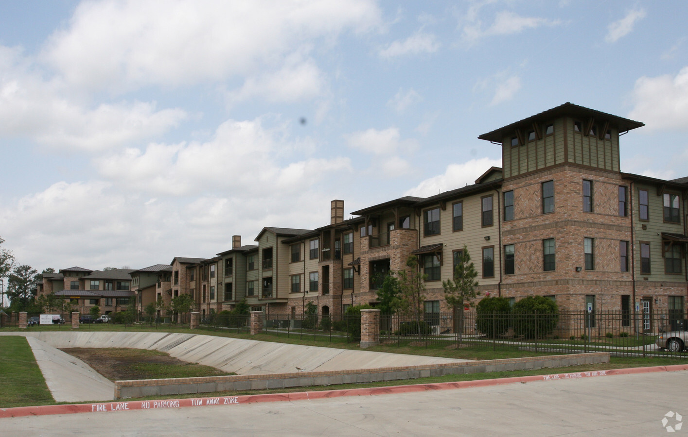 HomeTowne at Tomball - HomeTowne at Tomball Apartments