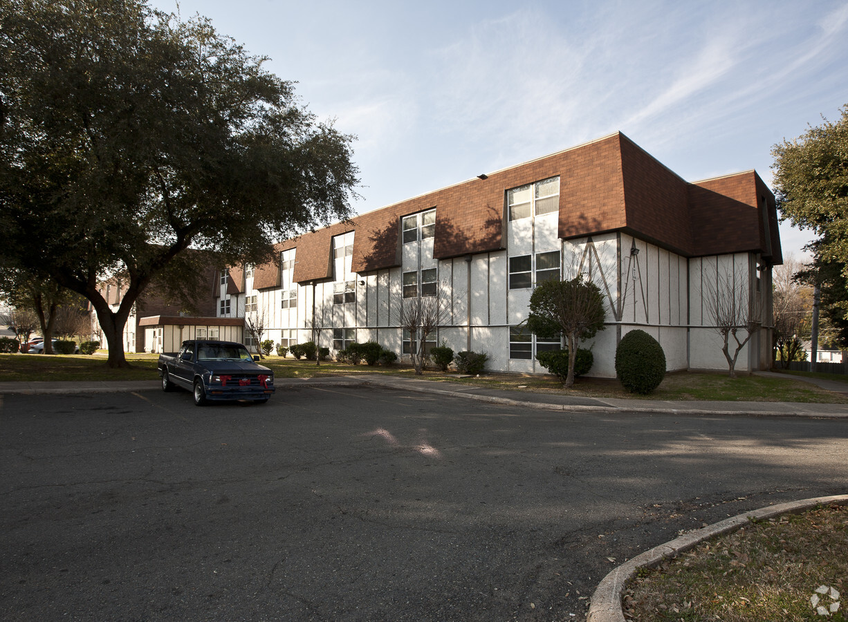 Wellington Square Apartments - Wellington Square Apartments