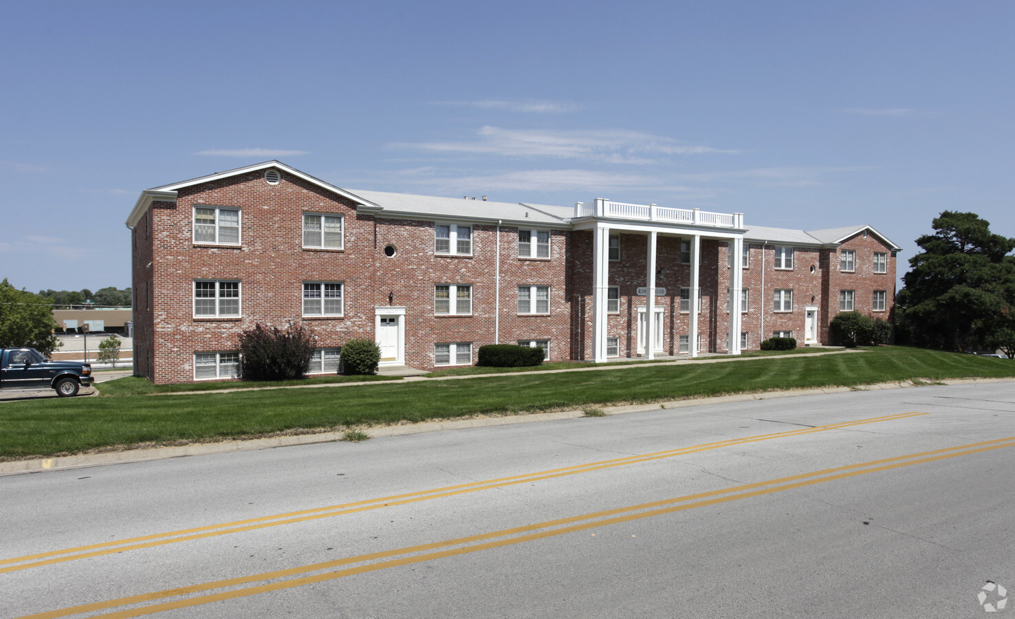 Kingswood Manor - Kingswood Manor Apartments