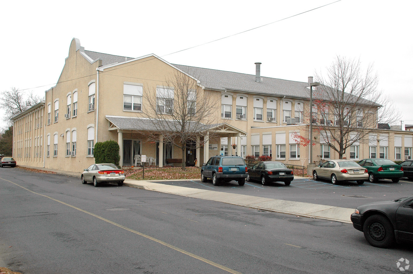 Newport Avenue Apartments - Newport Avenue Apartments