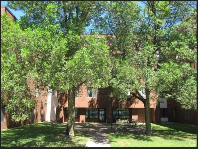 Building Photo - Edgewater Manor Rental