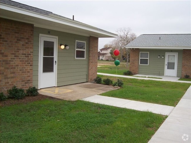 Primary Photo - Courtwood Apts