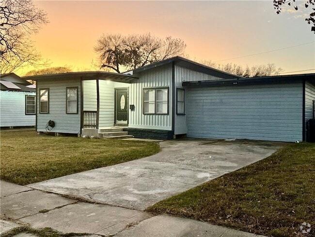 Building Photo - 706 Pennington Dr Rental