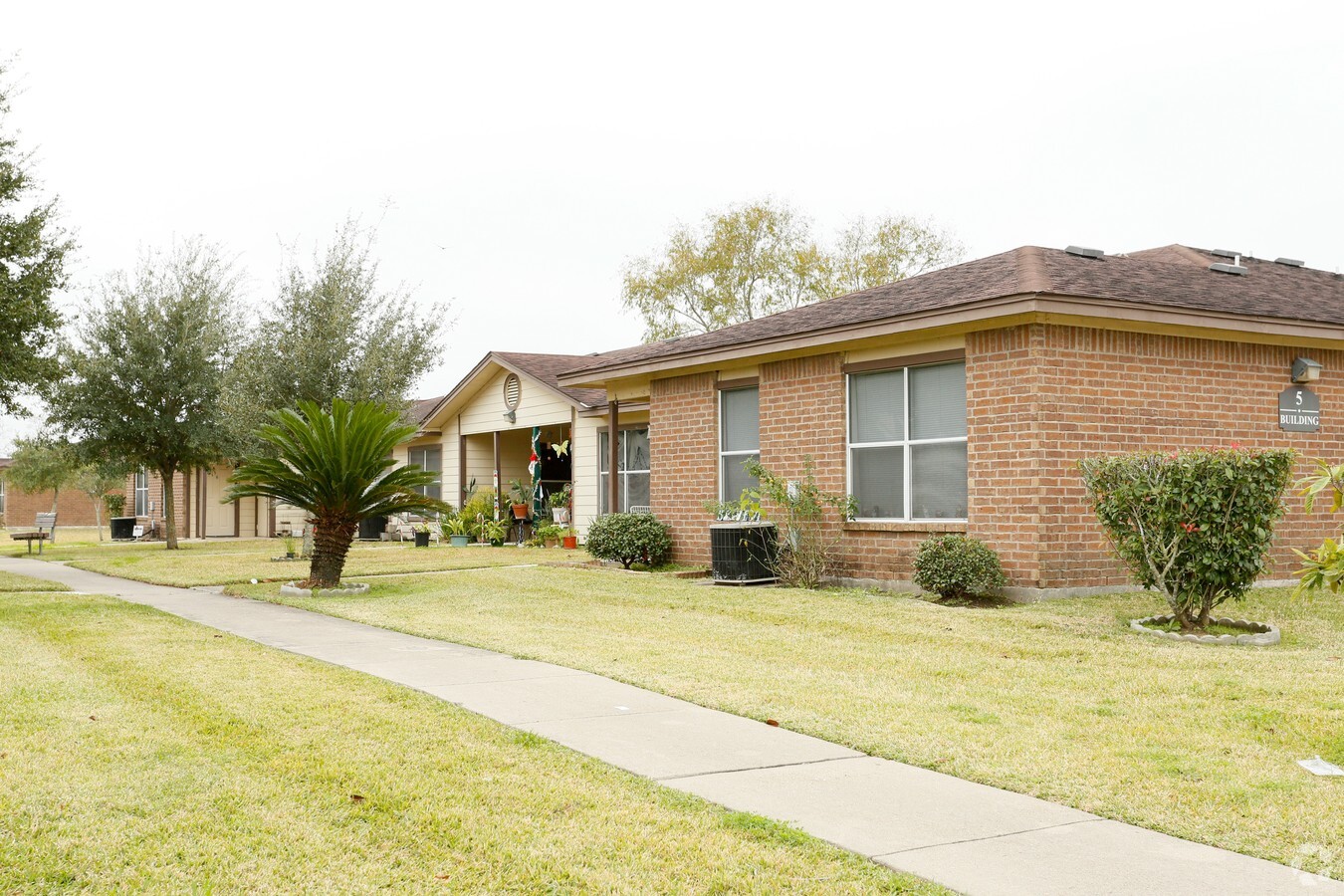 Simmons Gardens - Simmons Gardens Apartments