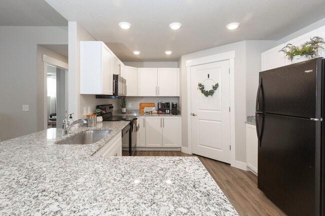 2BR, 2BA - Retreat at South Haven Farms Apartments
