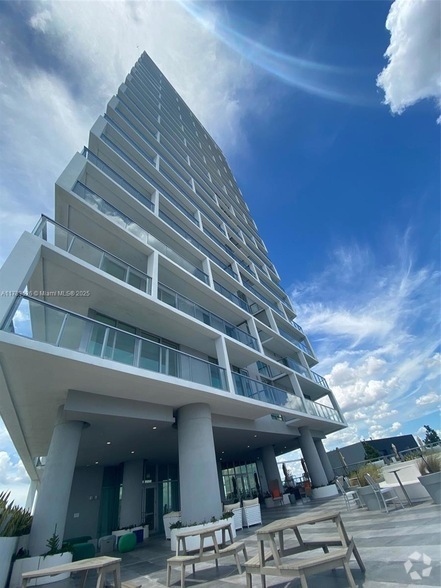 Building Photo - 2000 Metropica Wy Rental