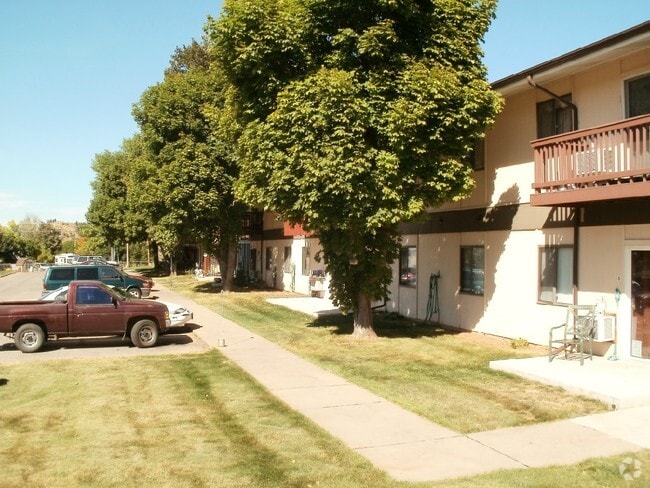Primary Photo - Maple/Elm Apartments