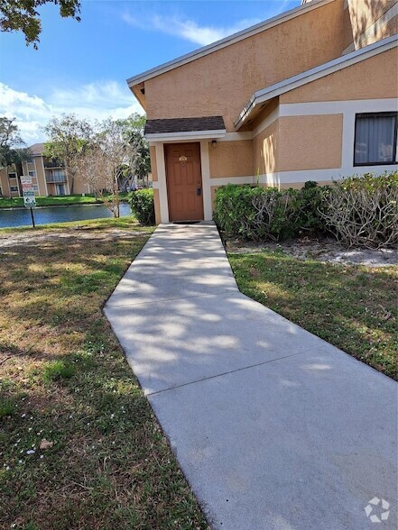 Building Photo - 310 Palm Cir E Rental