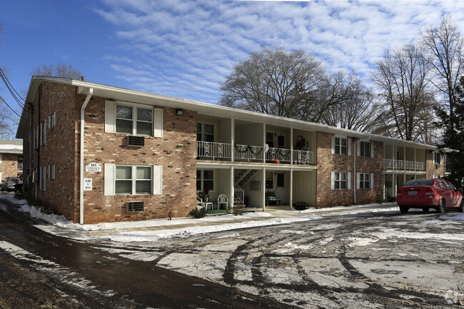 Primary Photo - Carriage House Apartments