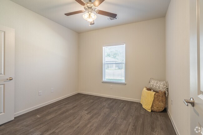 2BR, 2BA - 850SF - Livingston Pioneer Crossing Apartments