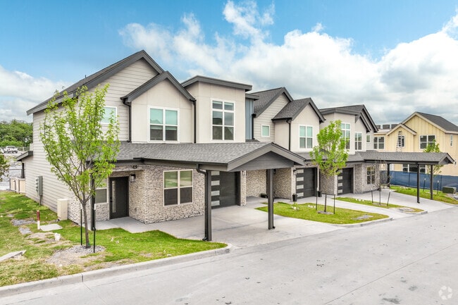 Exterior - The Oaks At Covell