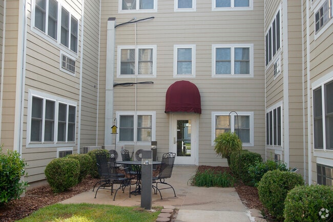 Building Photo - Dogwood Retirement Apartments