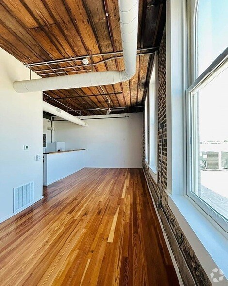Building Photo - 201 E Chambers St Rental