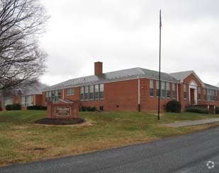 Primary Photo - Skyline Manor Apartments