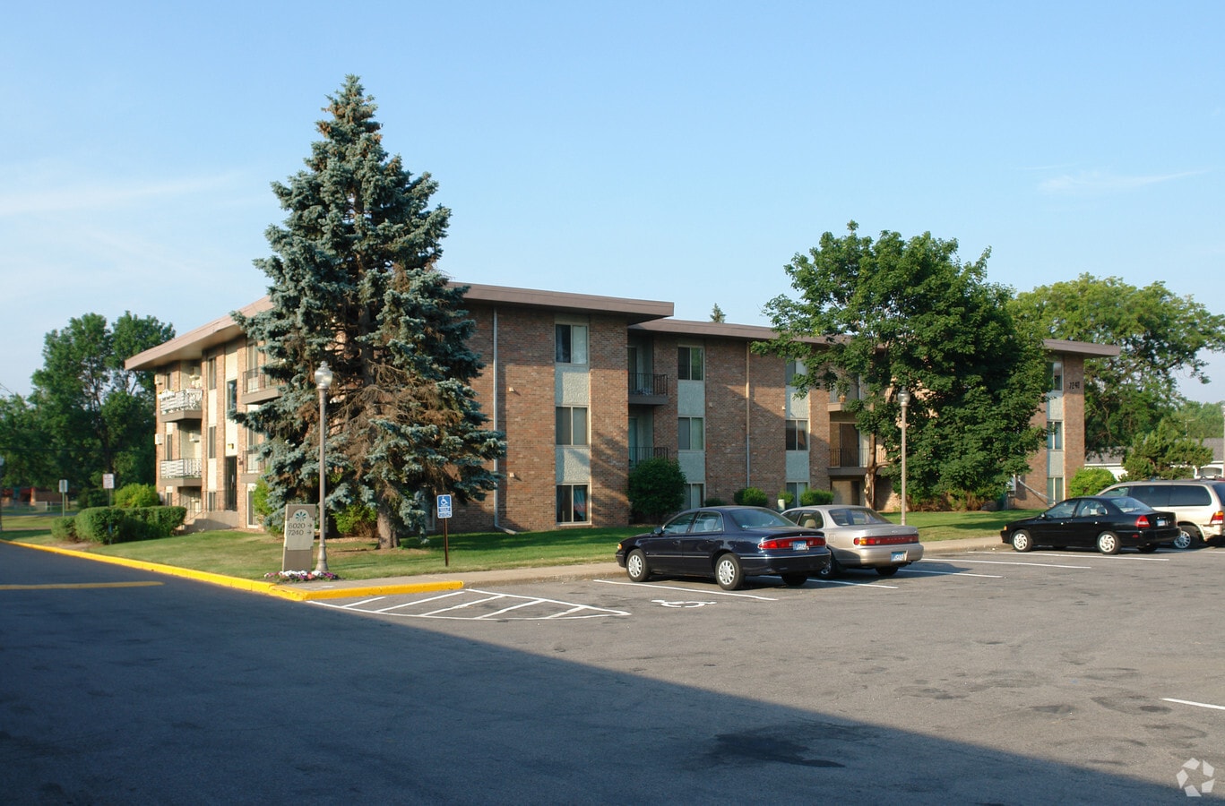 Broadway Village Apartments Minneapolis, Minnesota 0 unit available