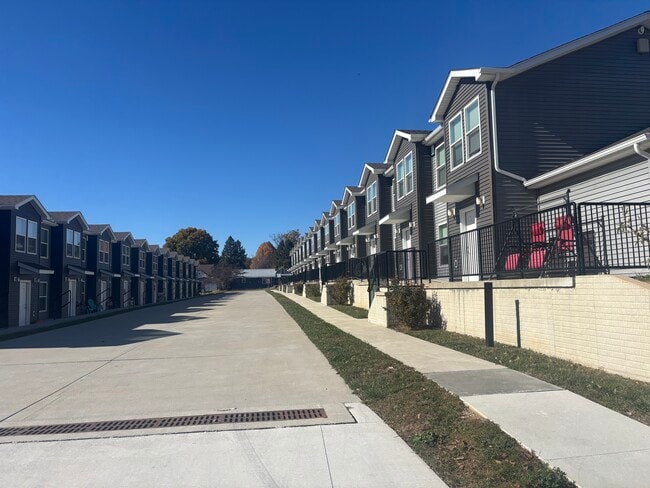 Building Photo - Townhomes on Main