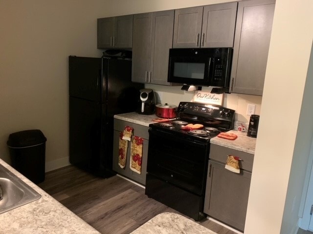 Kitchen - Cedar Trace Apartments