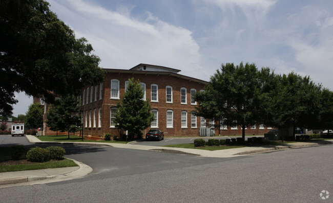 Photo - Courtyard at Highland Park Apartments