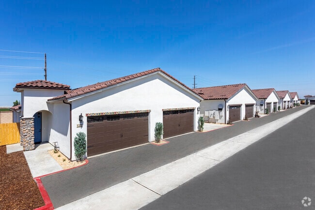 Building Photo - Vintage Visalia Rental