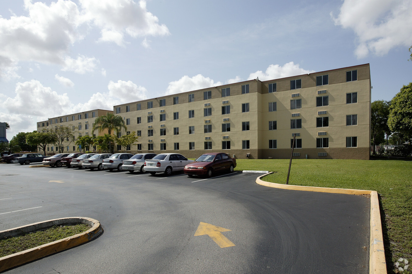 Sweetwater Towers - Sweetwater Towers Apartments