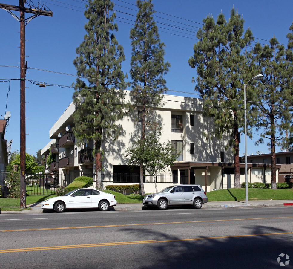 Photo - Reseda Manor Apartments