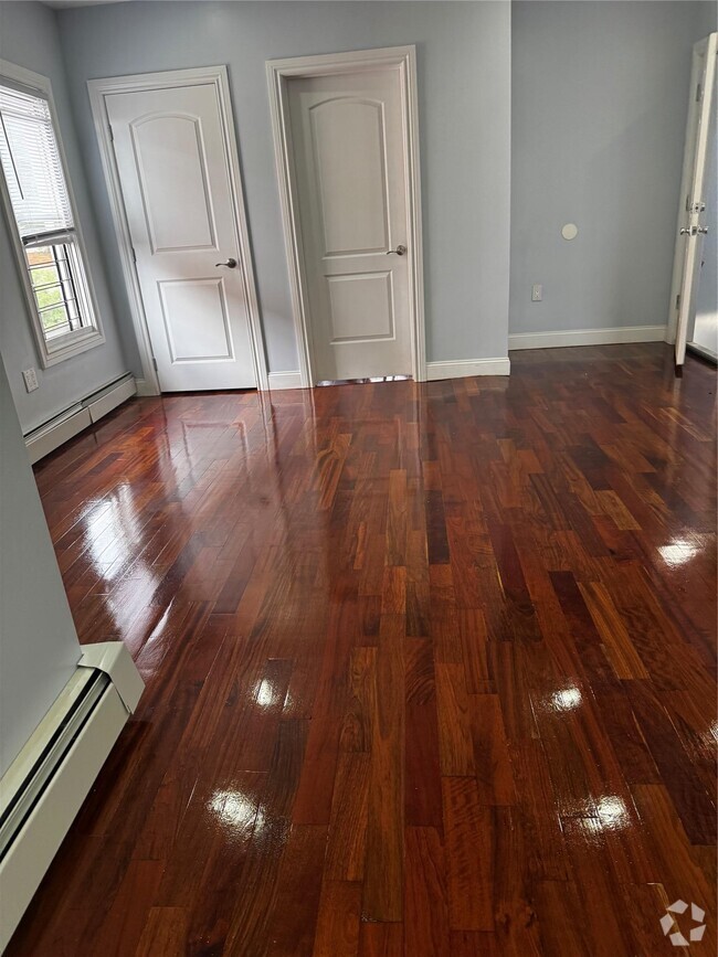 Building Photo - 818 E 216th St Rental