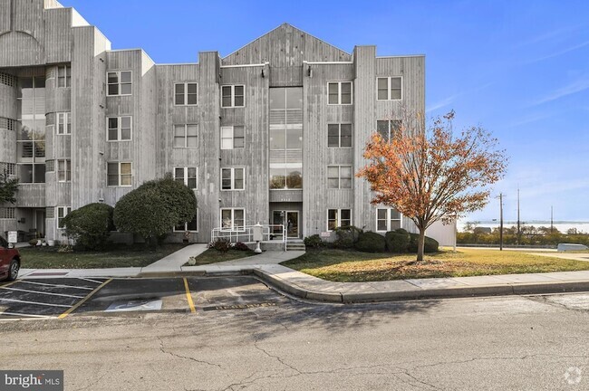 Building Photo - 5215 Le Parc Dr Rental