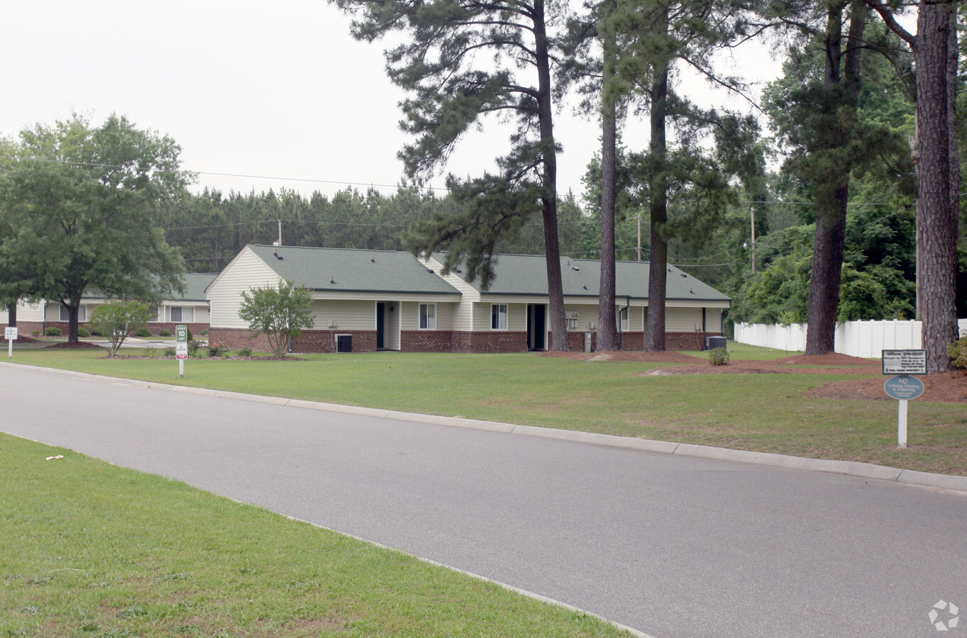 Photo - Live Oak Estates Apartments