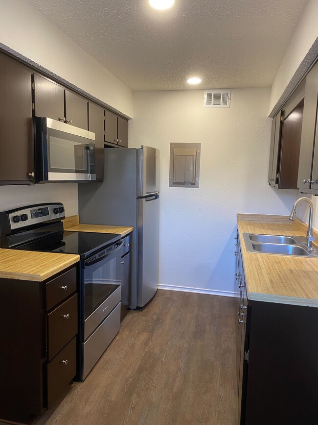 Building Photo - Trinity Oaks Apartments