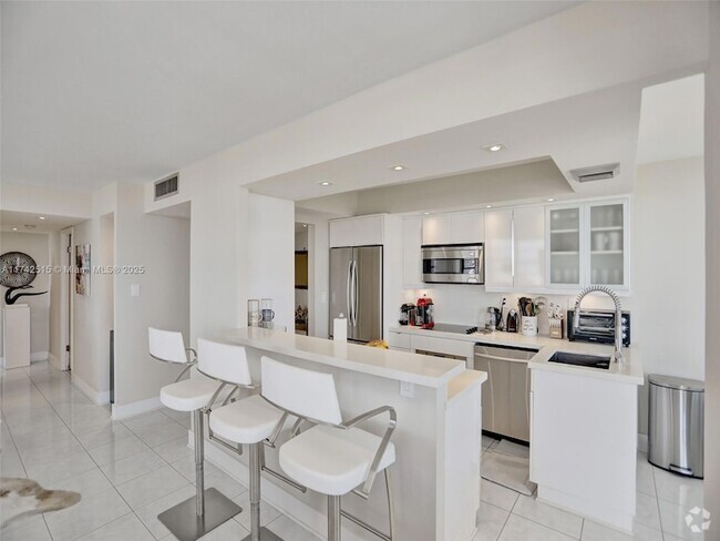 Building Photo - 18011 Biscayne Blvd Rental
