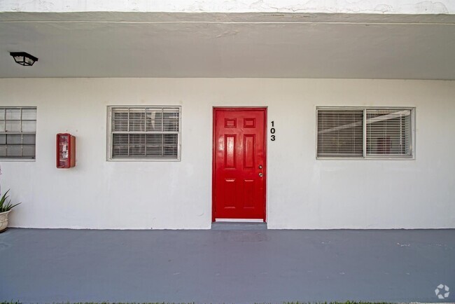 Building Photo - 402 Lake Shore Dr Rental
