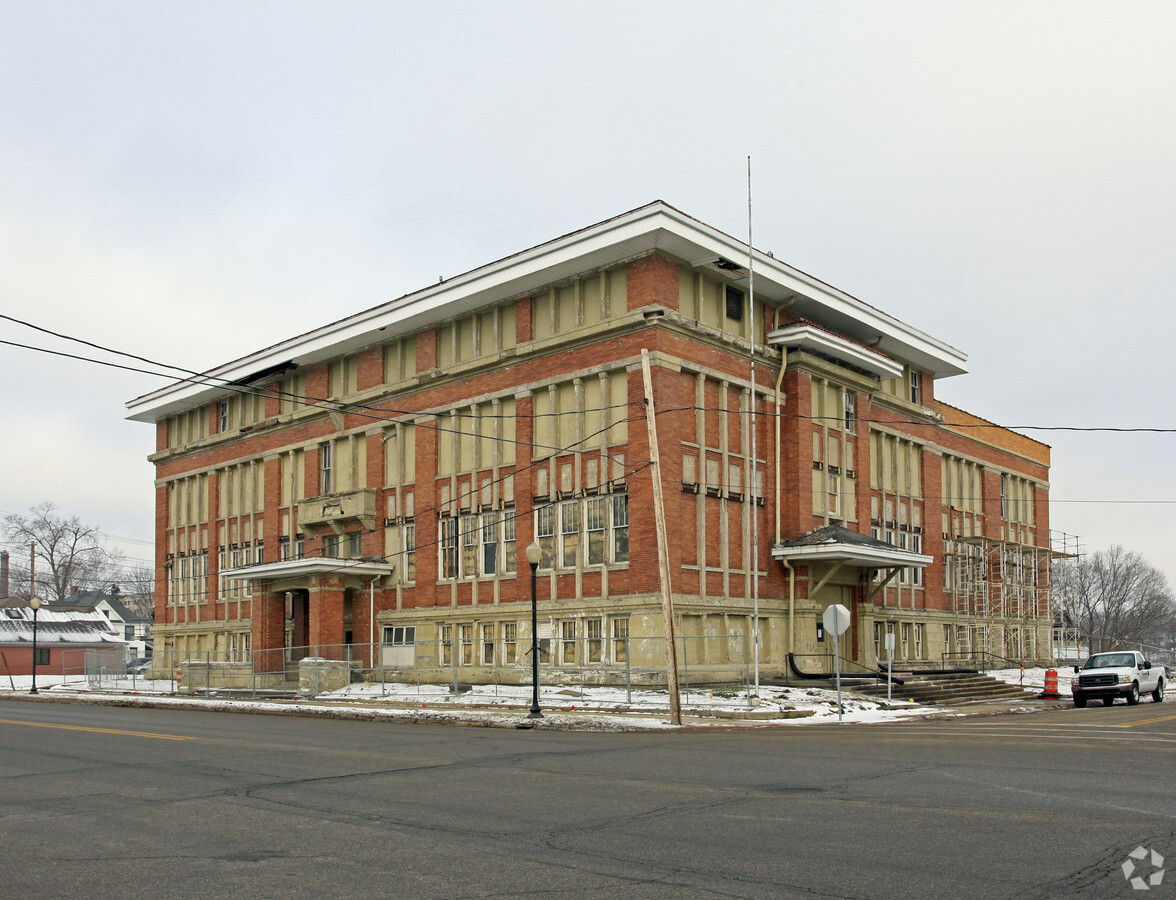 Photo - River Center Apartments