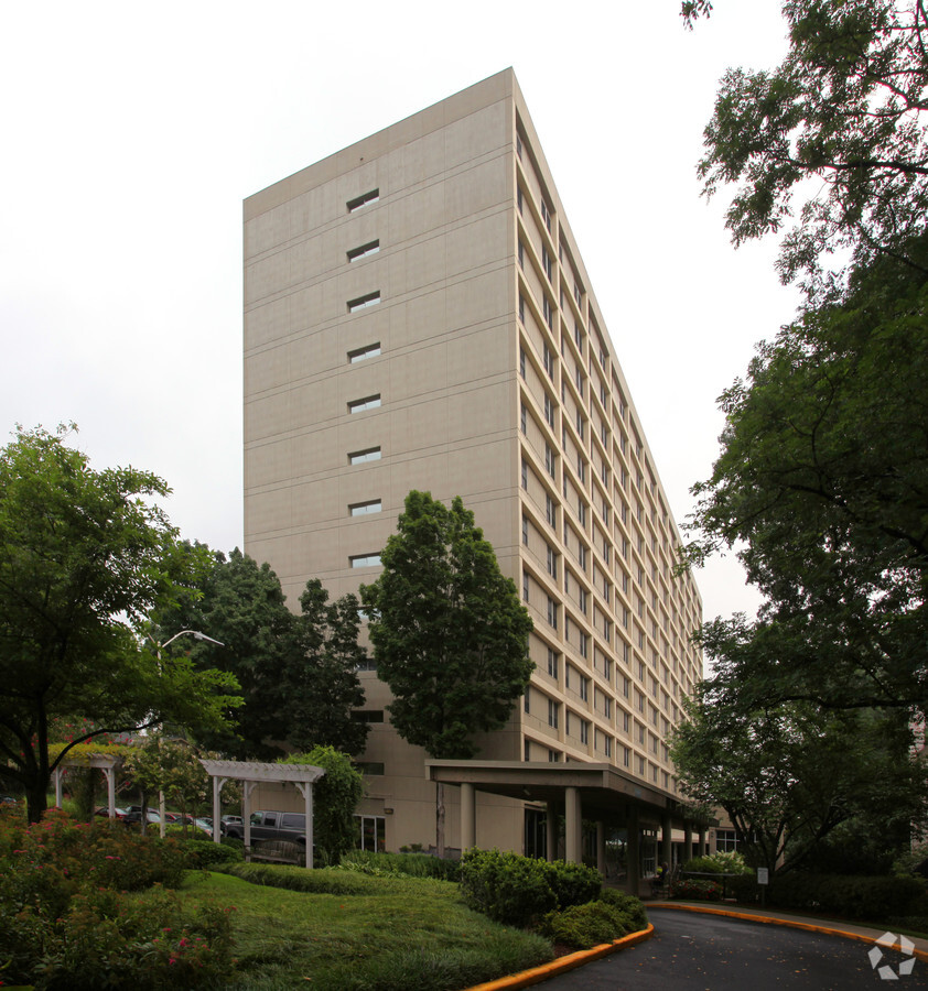 Photo - Clairmont Oaks Apartments