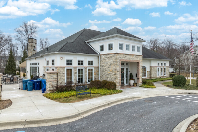 Exterior - Snowden Overlook Apartments