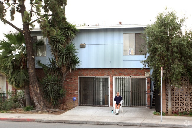 Building Photo - 1304 E 10th St Rental