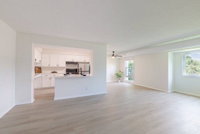 Building Photo - Wayzata Woods