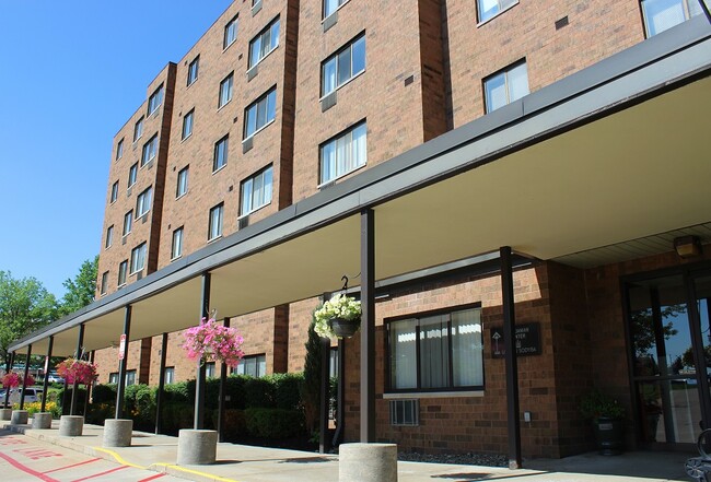 Building Photo - Abbotts Manor Rental