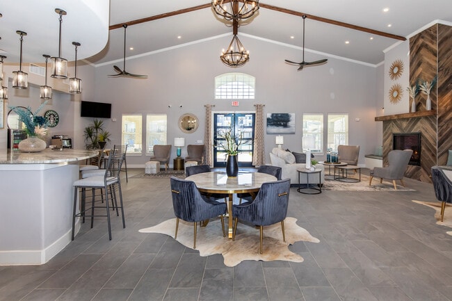 Building Photo - Fairmount Oaks