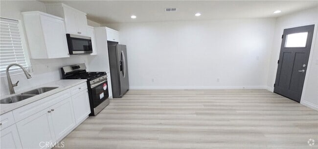 Building Photo - 10824 Long Beach Blvd Rental
