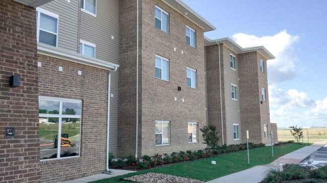 Building Photo - Golden Trails Rental