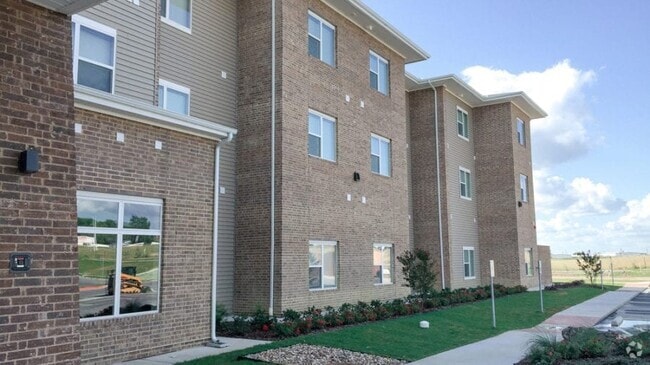 Building Photo - Golden Trails Rental
