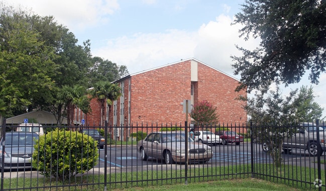 Building Photo - Moss Gardens Rental