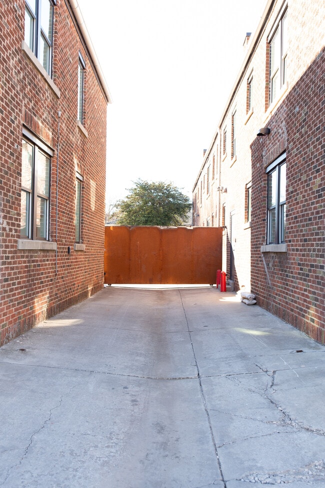 Photo - Chapman Apartments