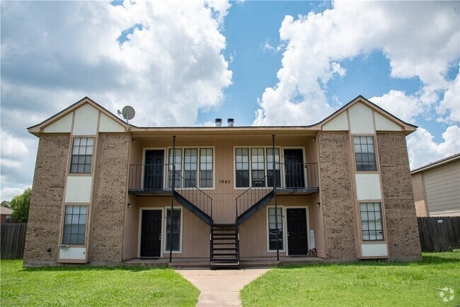 Building Photo - 1900 Woodsman Dr Rental