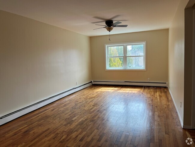 Building Photo - 410 Jericho Tpke Rental