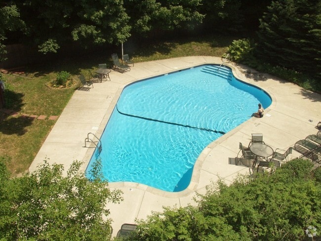Pool - Wayzata Woods Rental
